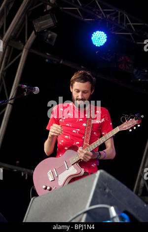 Alasdair Roberts jouant le Green Man Festival 2010, Pays de Galles Brecon Beacon. Banque D'Images