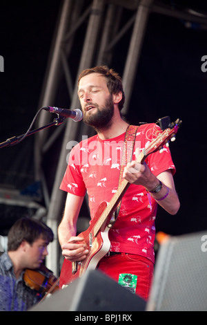 Alasdair Roberts jouant le Green Man Festival 2010, Pays de Galles Brecon Beacon. Banque D'Images