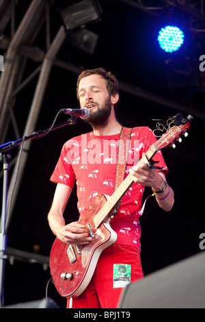 Alasdair Roberts jouant le Green Man Festival 2010, Pays de Galles Brecon Beacon. Banque D'Images