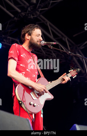 Alasdair Roberts jouant le Green Man Festival 2010, Pays de Galles Brecon Beacon. Banque D'Images