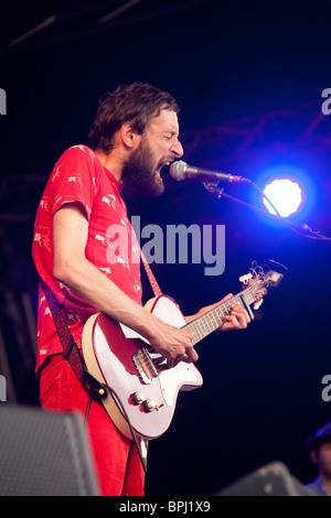 Alasdair Roberts jouant le Green Man Festival 2010, Pays de Galles Brecon Beacon. Banque D'Images