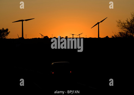 Cold Northcott wind farm, Cornwall. Éoliennes découpé sur le coucher du soleil. Banque D'Images