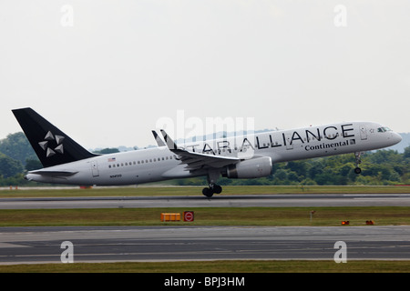 Star Alliance continental qui décolle de l'aéroport de Manchester Banque D'Images