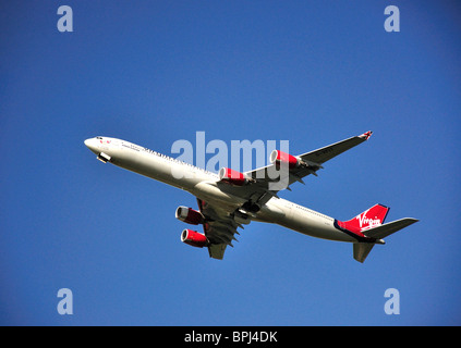 Airbus A340-600 Virgin Atlantic décollant de l'aéroport de Heathrow, Londres, Angleterre, Royaume-Uni Banque D'Images