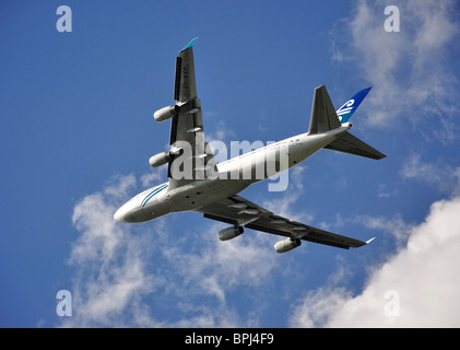 Boeing 747-400 d'Air New Zealand décollant de l'aéroport de Heathrow, Londres, Angleterre, Royaume-Uni Banque D'Images