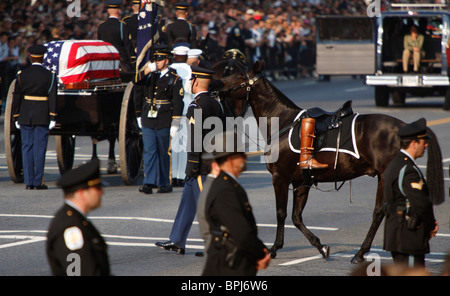 WASHINGTON, DC - 9 JUIN : le caisson avec le cercueil de l'ancien président des États-Unis Ronald Reagan et un cheval sans cavalier avec sa botte se préparent à se rendre au Capitole des États-Unis le 9 juin 2004 à Washington, DC. (Photographie de Jonathan Paul Larsen / Diadem images) Banque D'Images