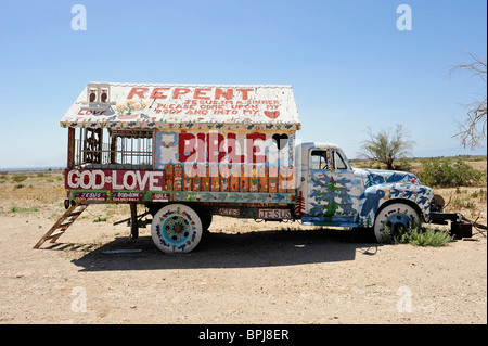 Vintage camion avec accueil à l'arrière peint avec des slogans religieux, situé au Mont du salut, Slab City, Niland, Californie, USA. Banque D'Images