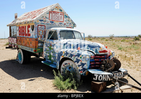 Vintage camion avec accueil à l'arrière peint avec des slogans religieux, situé au Mont du salut, Slab City, Californie, USA. Banque D'Images