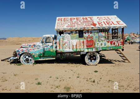 Chariot avec accueil à l'arrière peint avec des slogans religieux, situé au Mont du salut, Slab City, Niland, Californie, USA. Banque D'Images