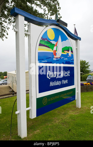 Affiche à l'extérieur de Quay West holiday Caravan Park dans la ville balnéaire de New Quay West Wales Royaume-uni Ceredigion Banque D'Images