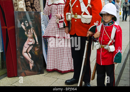 Man and boy in période uniforme militaire avec dame à la Victorian Festival à Llandrindod Wells Powys Pays de Galles UK Banque D'Images