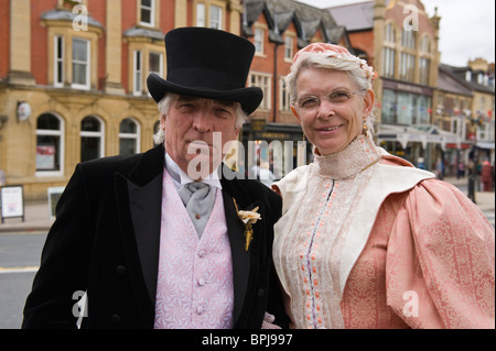 La femme et l'homme en costume à l'assemblée annuelle du Festival victorien à Llandrindod Wells Powys Pays de Galles UK Banque D'Images