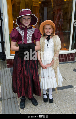 Les jeunes filles en costume lors de l'assemblée annuelle du Festival victorien à Llandrindod Wells Powys Pays de Galles UK Banque D'Images