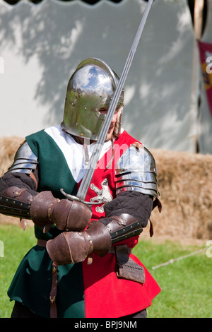 Chevalier médiéval avec épée Banque D'Images