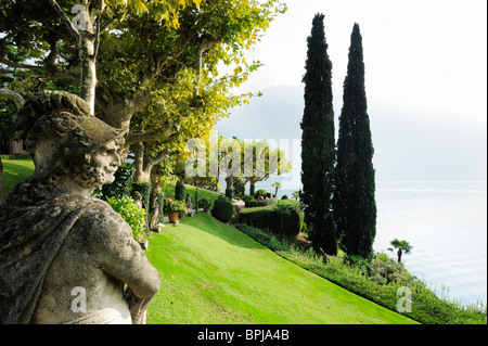 Sculptures et cyprès dans parc de Villa del Balbianello, Lezzeno, Lac de Côme, Lombardie, Italie Banque D'Images