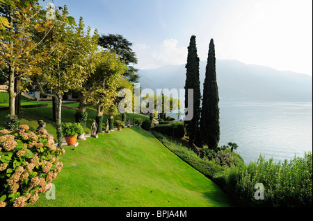 Jardin avec pelouse, Villa del Balbianello, Lezzeno, Lac de Côme, Lombardie, Italie Banque D'Images