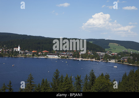 Vue sur le lac Titisee à Titisee Neustadt, Baden-Wurttemberg, Allemagne Banque D'Images