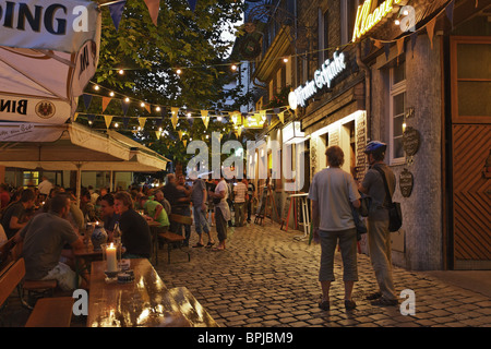 Invités dans un apple wine pub,'Alt-Sachsenhausen, Frankfurt am Main, Hesse, Allemagne Banque D'Images