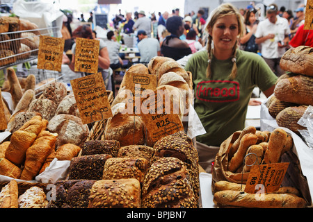 Femme vendant du pain pour le marché du samedi, ancien Biscuit moulin, dans le district de Woodstock le cap, Western Cape, RSA, de l'Afr Banque D'Images