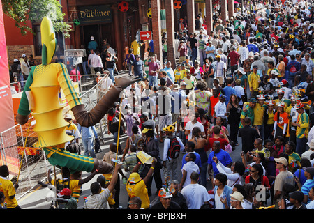 Coupe du monde de football tirage final, 04.12.2009, les fans de célébrer le dessin de la première série, Long street, Cape Town, Western Cape, S Banque D'Images