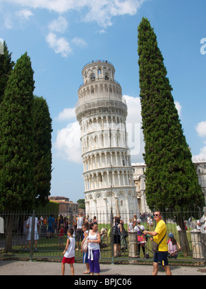 La Torre Pendente tour de Pise, avec beaucoup de touristes et de ciel bleu avec des nuages Banque D'Images