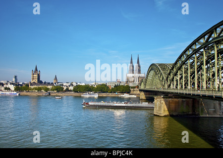 Vue sur Rhin avec pont Hohenzollern de la vieille ville, Cologne, Rhénanie du Nord-Westphalie, Allemagne Banque D'Images