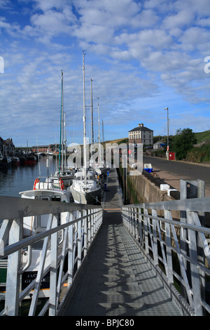 Yachts qui mouillent dans leurs couchettes dans le port dans le port de Scotish Eyemouth. Greensgun House se trouve dans la distance Banque D'Images