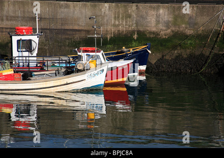 Bateaux multicolores dansle port dans le port de Scotish Eyemouth. Banque D'Images