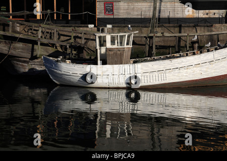 Un vieux bateau de pêche à ses amarres dans le port de la Scotish port d'Eyemouth. Banque D'Images