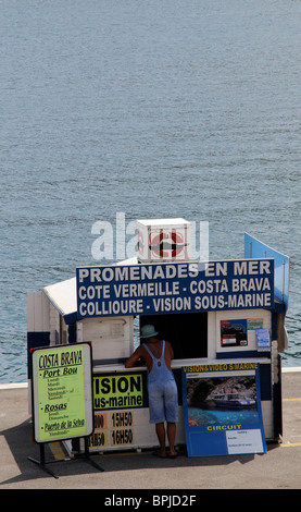 Bureau de réservation excursion en bateau sur le quai à Port Vendres un village de pêcheurs et station balnéaire populaire sur la côte Vermeille France Banque D'Images