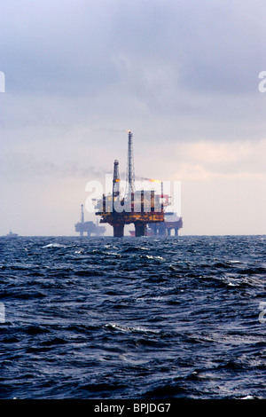 Plates-formes pétrolières de la mer du Nord à distance Banque D'Images