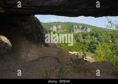 Vue de la grotte à l'extérieur, le parc naturel de Russenski LOM, un magnifique ravin Banque D'Images