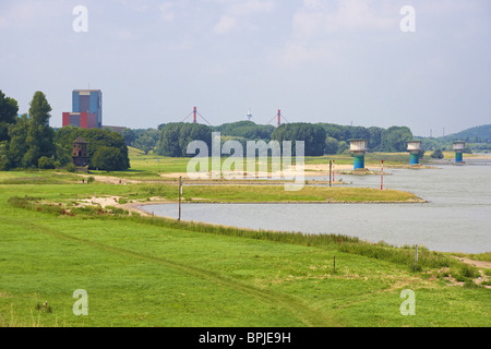 Vue depuis le Alsumer Berg au bord du Rhin et château d'eau, Duisburg-Bruckhausen, Ruhr, Rhénanie du Nord-Westphalie, Allemagne Banque D'Images
