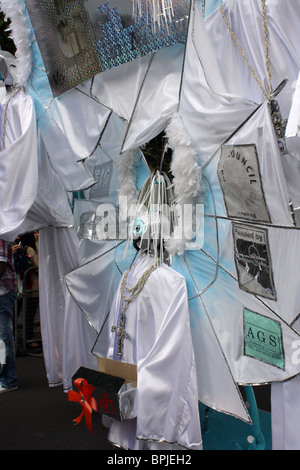 Costume blanc et bleu au carnaval de Notting Hill London 2010 Banque D'Images