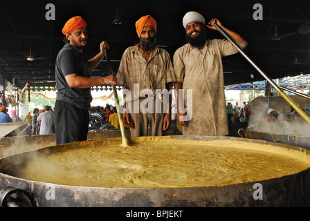 Temple d'or, trois hommes Sikh avec pot géant, de la nourriture gratuite pour les pèlerins, lieu saint des sikhs, Amritsar, Punjab, en Inde, en Asie Banque D'Images