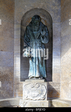 Fontaine, sculpture à Bruder-Konrad-Kirche, Saint Conrad de Parzham, frère, église de Altoetting, Bavière, Allemagne Banque D'Images