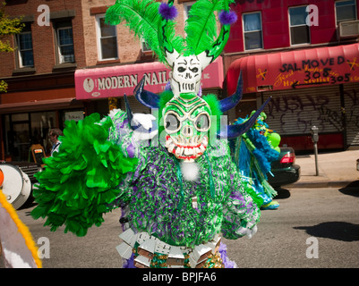 Danseurs habillés comme des chupacabras effectuer en République Dominicaine Day Parade à Williamsburg, Brooklyn New York Banque D'Images