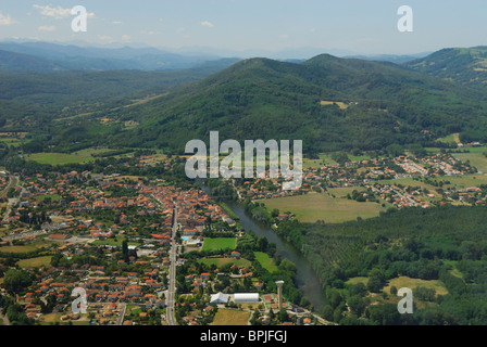 Vue aérienne de Varilhes village et l'Ariège, au sud de Pamiers, Ariège, Midi-Pyrénées, France Banque D'Images