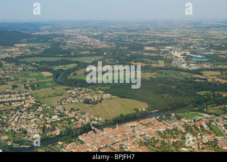 Vue aérienne de Varilhes village et l'Ariège, au sud de Pamiers, Ariège, Midi-Pyrénées, France Banque D'Images