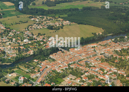 Vue aérienne de Varilhes village et l'Ariège, au sud de Pamiers, Ariège, Midi-Pyrénées, France Banque D'Images