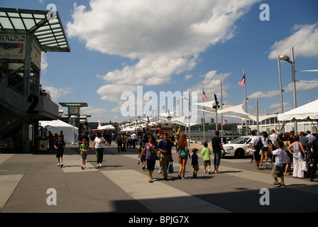 On marche sur un quai 86, à côté de l'Intrepid Museum de New York. La Concorde, l'arrière-plan. Banque D'Images