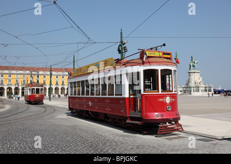 Tramway historique sur place du Commerce à Lisbonne, Portugal Banque D'Images