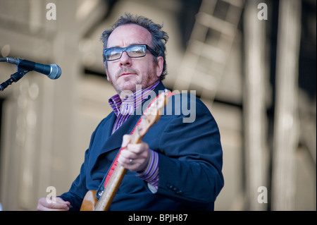 Sacramento, CA - juillet 17,2008 : chanteur Elvis Costello effectue sur scène au sleep train Amphitheatre à Marysville, ca Banque D'Images