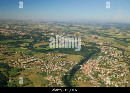 Vue aérienne de Varilhes village et l'Ariège, au sud de Pamiers, Ariège, Midi-Pyrénées, France Banque D'Images