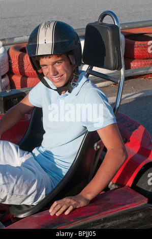 Hispanic teenager sur piste de karting Banque D'Images