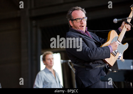 Sacramento, CA - juillet 17,2008 : chanteur Elvis Costello effectue sur scène au sleep train Amphitheatre à Marysville, ca avec son Banque D'Images