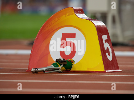 Bras droit de l'Australie's Heath Francis sur la piste au début de la T46 men's 400-mètres aux Jeux Paralympiques à Beijing Banque D'Images