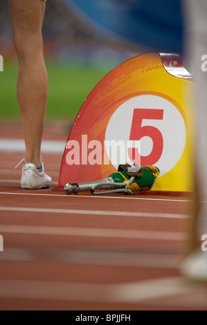 Bras droit de l'Australie's Heath Francis sur la piste au début de la T46 men's 400-mètres aux Jeux Paralympiques à Beijing Banque D'Images