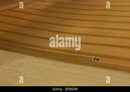 Vue aérienne d'un tracteur labourant en été, région Lorraine, France Banque D'Images