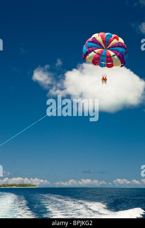 Parapente sur le magnifique lagon de Bora Bora.(MR/PR) Banque D'Images